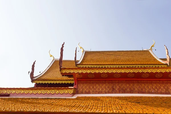 Tag fliser af tempel på Wat Phra, Doi Suthep - Stock-foto