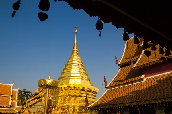 Kultainen pagodi wat Phra That Doi Suthep — kuvapankkivalokuva
