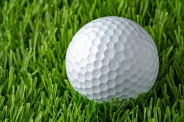 Yapay bir sahada golf topu. Ekran Golf