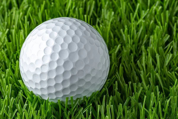 Una pallina da golf su un tappeto erboso artificiale. Schermo Golf — Foto Stock