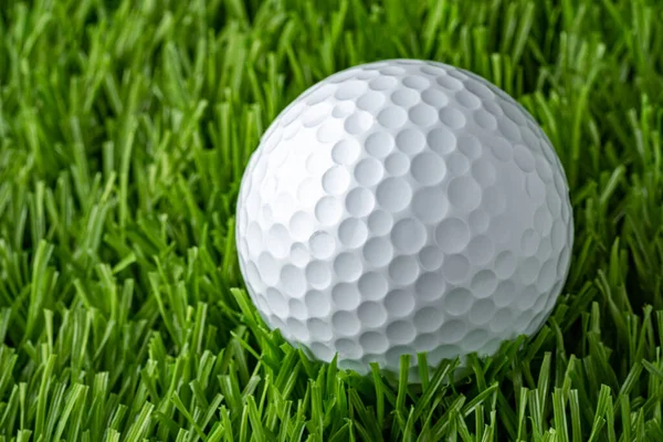 Una pallina da golf su un tappeto erboso artificiale. Schermo Golf — Foto Stock