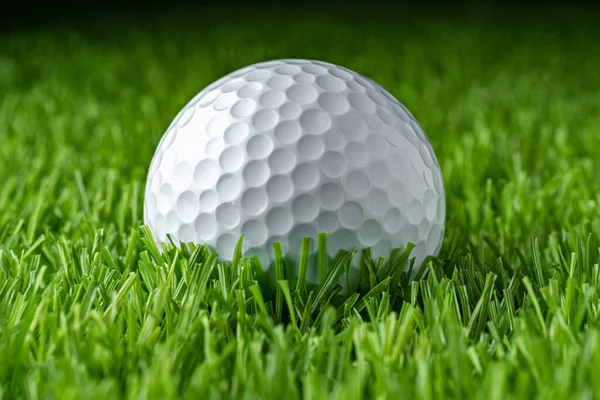 Una pallina da golf su un tappeto erboso artificiale. Schermo Golf — Foto Stock