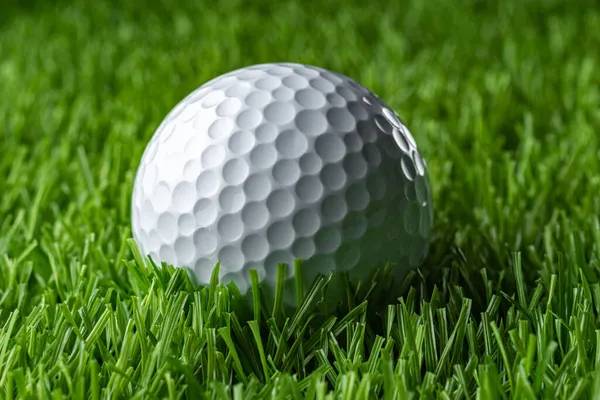 Una pallina da golf su un tappeto erboso artificiale. Schermo Golf — Foto Stock
