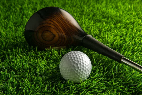 Putter e pallina da golf sul tappeto erboso artificiale — Foto Stock