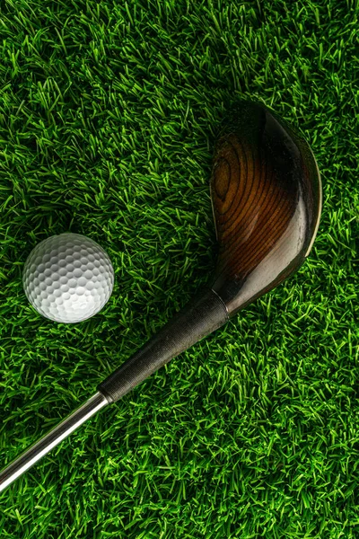 Putter e pallina da golf sul tappeto erboso artificiale — Foto Stock