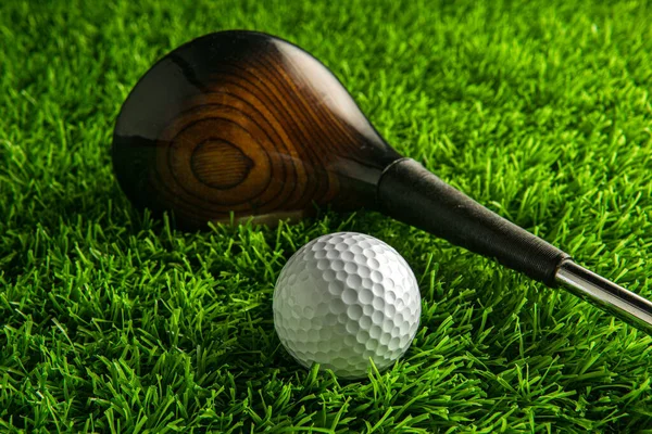 Suni sahada Putter ve golf topu.