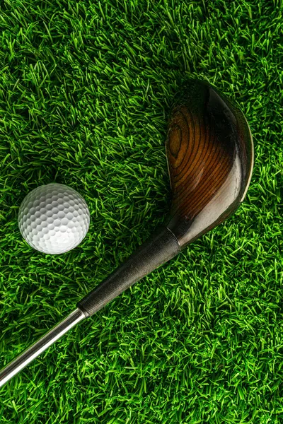 Putter Och Golfboll Konstgräs — Stockfoto