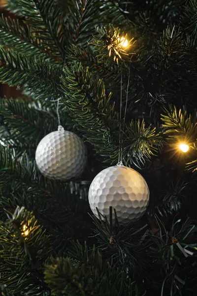 Noel ağacında golf topları