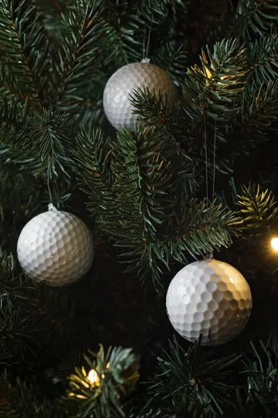 Noel ağacında golf topları