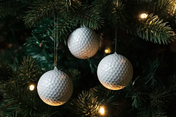 Golf topları köknar ağacındaki kostüm süsü gibi.