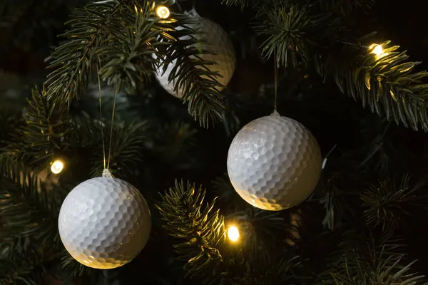 Noel ağacında golf topları