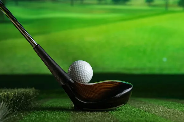 Sreen golf. Putter and golf ball on the background of the screen. — Stock Photo, Image