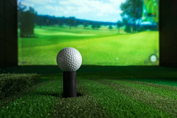 Golfball auf dem Hintergrund des Bildschirms. Bildschirmgolf. — Stockfoto