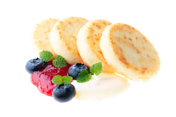 Süzme peynirli krep ya da yaban mersinli şurup, ahududu reçeli, ekşi kremalı ve limonlu krema beyaz arka planda..