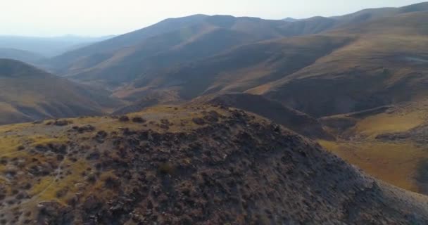 Πανοραμική θέα πάνω από το βουνό της Ιουδαίας και της ερήμου Σαμαριάς στο Νότιο Ισραήλ. Top hill rock βουνά μπλε ουρανός και σύννεφα τοπίο του ορίζοντα με καμπύλες εδάφους σκιά Judean Wilderness — Αρχείο Βίντεο