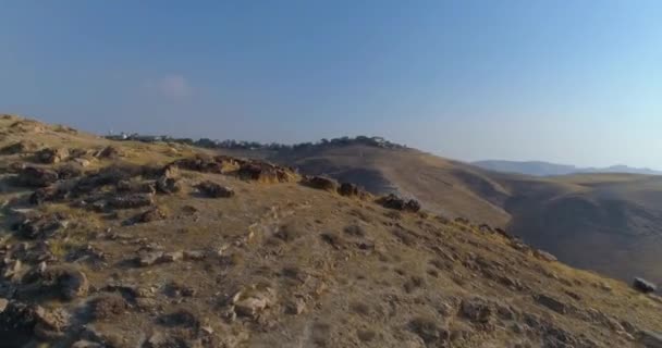 У Південному Ізраїлі над горою Юдея і пустелею Самарія відкривається панорамний вид. На вершині пагорба гори блакитне небо і хмари ландшафт горизонту з тіньовими кривими рельєфами Юдейська пустеля — стокове відео