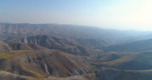남 이스라엘 의 유대 와 사마리아 사막에서 파노라마 의전 경 이펼쳐진다. 언덕 꼭대기의 바위 산들은 푸른 하늘 과 그림자같은 지형이 유대 광야를 굽어 놓은 지평선 의경 치를 이루고 있다 — 비디오