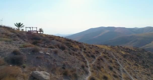 Blick über den Berg Judäa und die Wüste Samaria in Südisrael. Top Hill Rock Berge blauer Himmel und Wolken Landschaft am Horizont mit Schatten Terrain Kurven Judäer Wildnis — Stockvideo