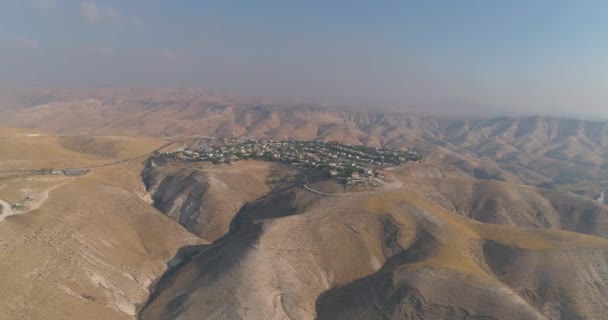 이스라엘에 있는 유대와 사마리아의 사막에 유대 인들 이 정착했습니다. 공중에서 산 꼭대기에 있는 마을 집들을 드론으로찍은 장면입니다. 외부 세계의 지중해 공존 — 비디오