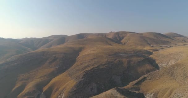 Vista panorámica de la montaña del desierto de Judea y Samaria en el sur de Israel. Colina superior montañas de roca cielo azul y nubes paisaje del horizonte con curvas de terreno sombreado desierto de Judea Clip De Vídeo
