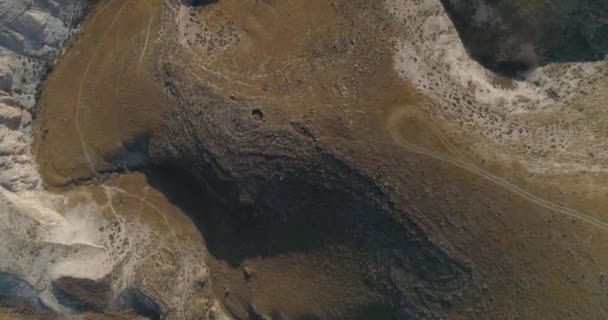 Vista aérea panorámica de arriba hacia abajo de la textura de la montaña del desierto. Arena acantilado cañón de tierra. Resumen geológico seco montañas tierra concepto. — Vídeos de Stock