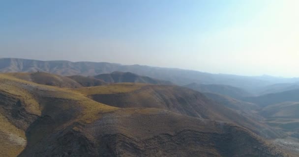 Kilátás nyílik a hegyre Júdea és Samaria sivatag Dél-Izraelben. Top Hill szikla hegyek kék ég és felhők táj a horizont árnyékos terep görbék Judean Wilderness — Stock videók