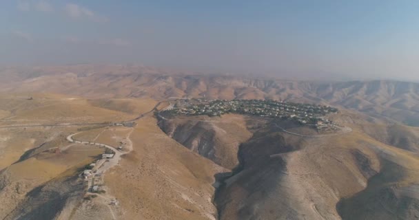 Insediamento ebraico nel deserto della Giudea e Samaria in Israele. Veduta aerea drone colpo di villaggio Case in cima collina vista sulle montagne. Outdoor Mediterraneo convivono vita — Video Stock