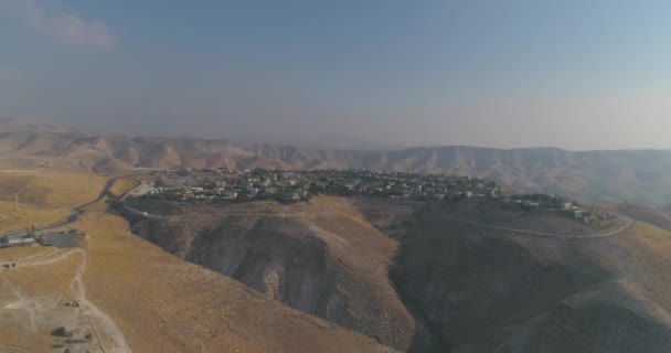 Judisk bosättning i öknen Judeen och Samarien i Israel. Flygfoto drönare skott av byn hus på toppen kulle berg utsikt. Utomhus Medelhavet lever sida vid sida — Stockvideo