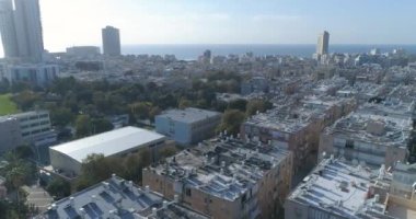 İsrail 'in Akdeniz kıyısındaki Bat Yam kıyı kasabasının gökyüzü ve kentsel deniz manzarası. En iyi yerleşim yeri manzarası Orta Doğu Binaları ve caddeleri