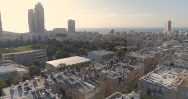 Akdeniz kıyılarındaki Bat Yam kıyı kasabasının günbatımında panorama ufuk çizgisi ve kentsel deniz manzarası, İsrail. En iyi yerleşim yeri manzarası Orta Doğu Binaları ve