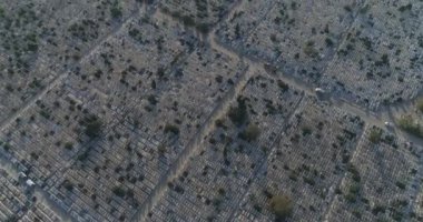 Mezarlık mezarlığı gündüz vakti mezar taşlarıyla birlikte mezarlığın üstündeki hava manzaralı. İnsansız hava aracı desenli ve mezar taşlarının desenli fotoğrafını panoramik manzara olarak aktarıyor.