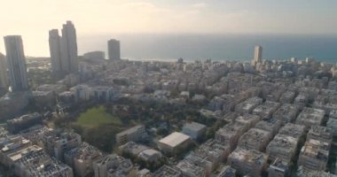 İsrail 'in Akdeniz kıyısındaki Bat Yam kıyı kasabasının gökyüzü ve kentsel deniz manzarası. En iyi yerleşim yeri manzarası Orta Doğu Binaları ve caddeleri
