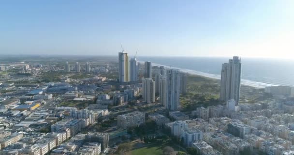 Вид с воздуха на прибрежный город Бат-Ям на побережье Средиземного моря в виде панорамного горизонта и городской морской пейзаж, Израиль. Вид сверху на жилой город Средний Восток Здания и улицы — стоковое видео