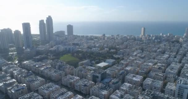 Veduta aerea della città costiera di Bat Yam sulle rive del Mar Mediterraneo come orizzonte panoramico e paesaggio marino urbano, Israele. Vista dall'alto della città residenziale vista Medio Oriente Edifici e strade Clip Video