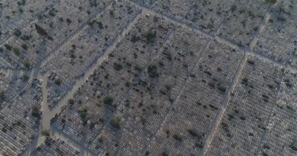 Tumbas cementerio vista aérea por encima de cementerio cemetary con lápidas durante el día. Drone pasando por texturizado y plano patrón de tumbas de piedras como paisaje panorámico Metraje De Stock Sin Royalties Gratis