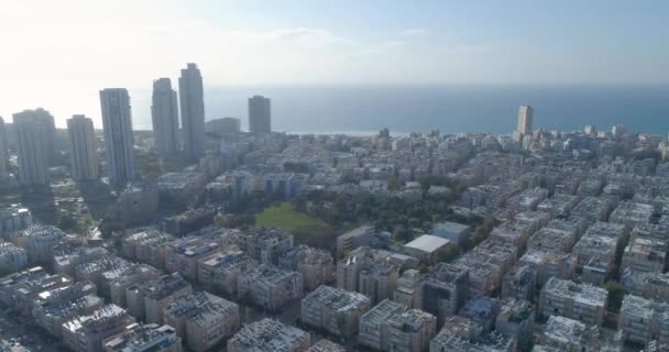 İsrail 'in Akdeniz kıyısındaki Bat Yam kıyı kasabasının gökyüzü ve kentsel deniz manzarası. En iyi yerleşim yeri manzarası Orta Doğu Binaları ve caddeleri — Stok video
