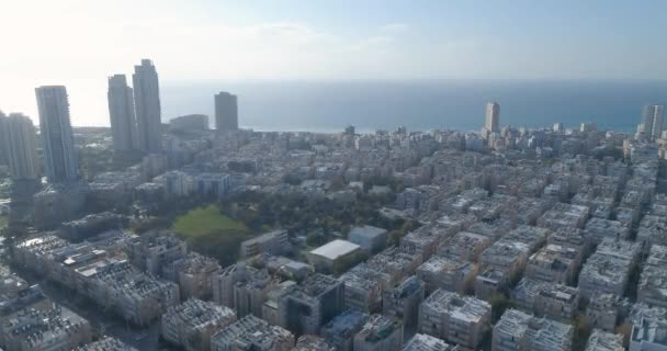 Vista aérea de la ciudad costera de Bat Yam a orillas del mar Mediterráneo como horizonte panorámico y paisaje marino urbano, Israel. Vista superior de la ciudad residencial vista Oriente Medio Edificios y calles Metraje De Stock