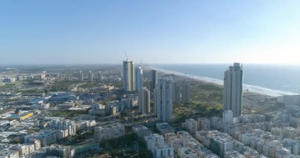 Veduta aerea della città costiera di Bat Yam sulle rive del Mar Mediterraneo come orizzonte panoramico e paesaggio marino urbano, Israele. Vista dall'alto della città residenziale vista Medio Oriente Edifici e strade Video Stock