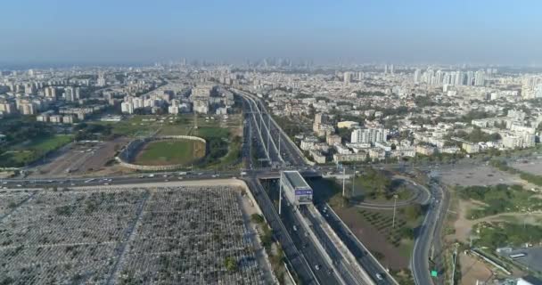 Aerea sopra tombe cimiteriali e cimitero come vista orizzontale della città. Cemetario con lapidi durante il giorno. Drone passaggio colpo di pietre tombe come paesaggio panoramico Video Stock