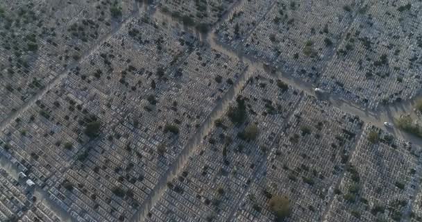 Tumbas cementerio vista aérea por encima de cementerio cemetary con lápidas durante el día. Drone pasando por texturizado y plano patrón de tumbas de piedras como paisaje panorámico Metraje De Stock