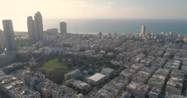 Letecký pohled na pobřežní město Bat Yam na březích Středozemního moře jako panorama panorama a městské přímořské oblasti, Izrael. Top pohled na obytné město pohled Střední východ Budovy a ulice — Stock video