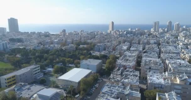 Veduta aerea della città costiera di Bat Yam sulle rive del Mar Mediterraneo come orizzonte panoramico e paesaggio marino urbano, Israele. Vista dall'alto della città residenziale vista Medio Oriente Edifici e strade Video Stock Royalty Free