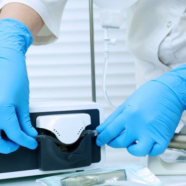  Fiziodispenser implantasyon için hazırlanıyor. Bir diş kliniğinde cerrahi bir cihaz kurmak.             