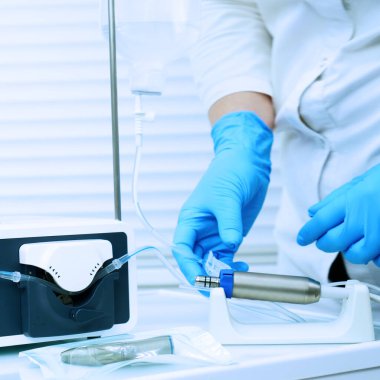 Fiziodispenser implantasyon için hazırlanıyor. Bir diş kliniğinde cerrahi bir cihaz kurmak. 