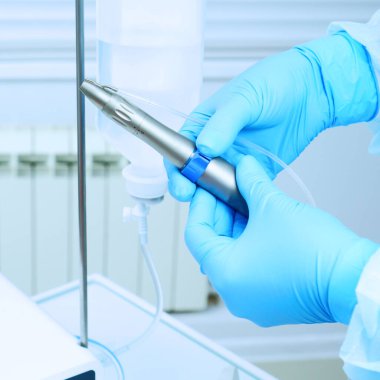 Fiziodispenser implantasyon için hazırlanıyor. Bir diş kliniğinde cerrahi bir cihaz kurmak.                  