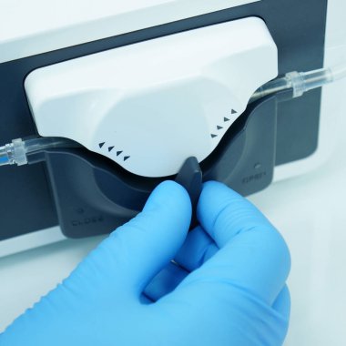  Fiziodispenser implantasyon için hazırlanıyor. Bir diş kliniğinde cerrahi bir cihaz kurmak.             