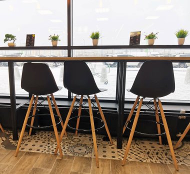 Alışveriş merkezindeki bir kafede boş bar taburesi. Karantinadaki boş bir işletme konsepti.