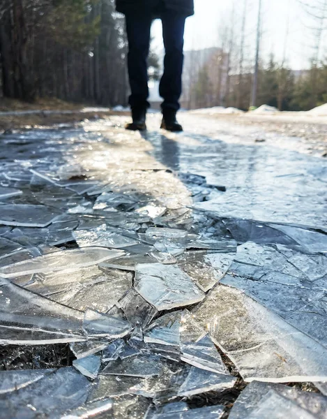 公園の道路上の氷は — ストック写真
