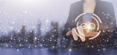Sonsuz konsept. İş karmaşası. Şehir ışığının bulanık arka planında, dijital ekran hologramına elle dokunmak sonsuzluk işareti. Yuvarlak ekonomi. Sonsuz kavram