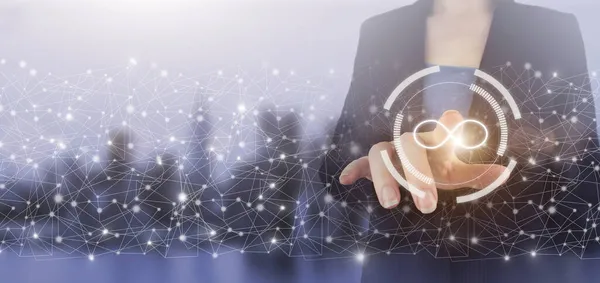 Sonsuz konsept. İş karmaşası. Şehir ışığının bulanık arka planında, dijital ekran hologramına elle dokunmak sonsuzluk işareti. Yuvarlak ekonomi. Sonsuz kavram